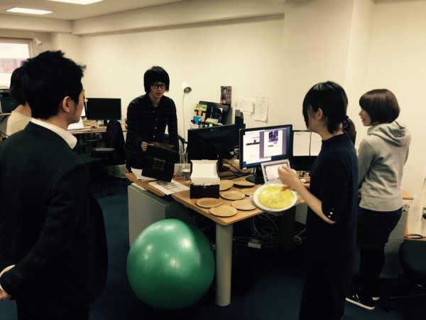 ケーキに群がるひとたち・・・・