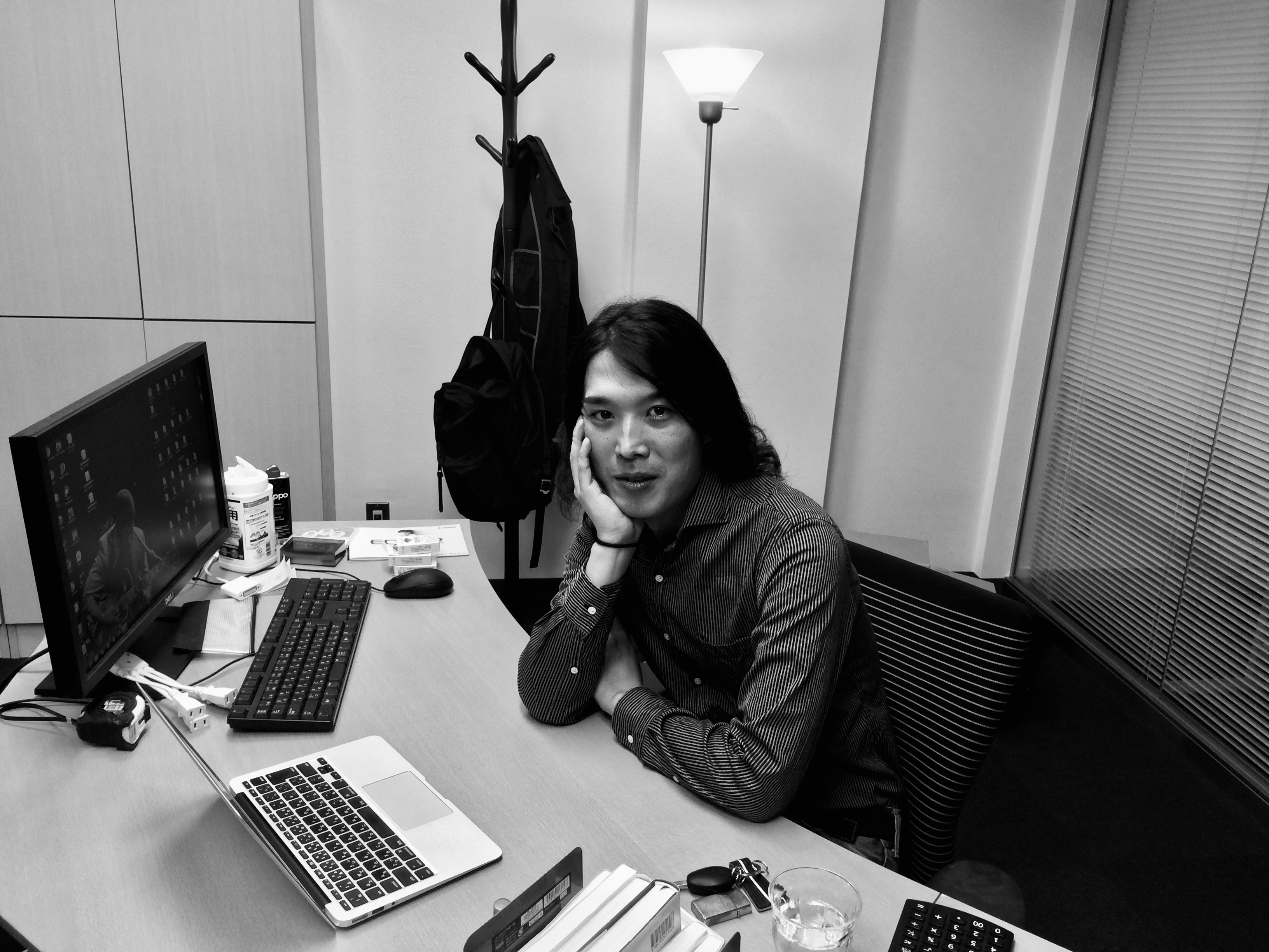 会社設立後半年経過 2015年3月の安形　お客さんに覚えてもらうようにロン毛にする。3年後に40歳を迎え、髪を切った時は社内外が驚いたほどロン毛キャラが定着していた